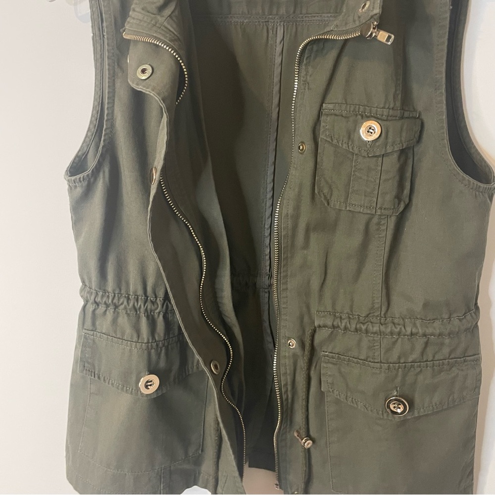 Green Sleeveless Cargo Vest  drawstring waist Zipper and button closure - Picture 6 of 10